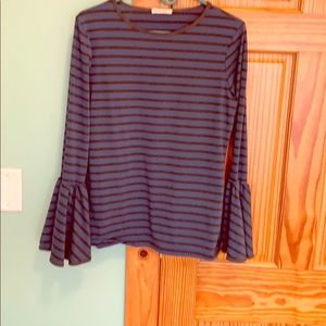 Regenbogen striped bell sleeve top.